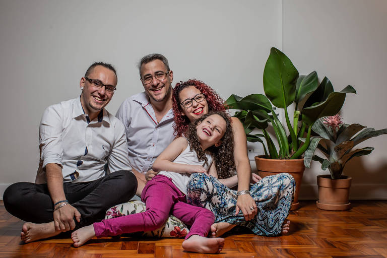 Rafael, 30, Luiz Carlos, 42, Kelly, 31, e a filha, Maria Luiza, 6, formam família que decidiu se mudar ao Uruguai