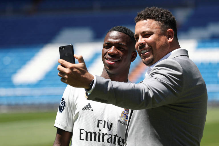 Vinícius Júnior posa para foto ao lado de Ronaldo no Santiago Bernabéu