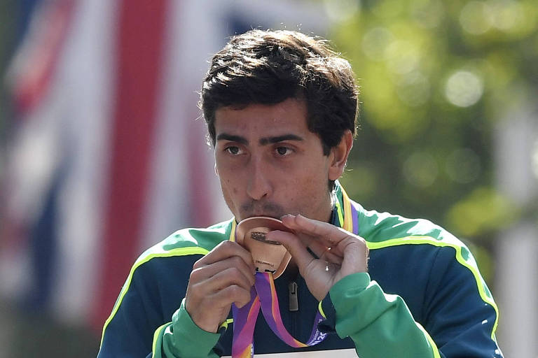 Caio Bonfim comemora medalha de bronze na marcha atlética de 20 km, em Londres