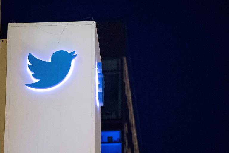 Símbolo do Twitter é visto em sede da companhia em São Francisco (EUA)