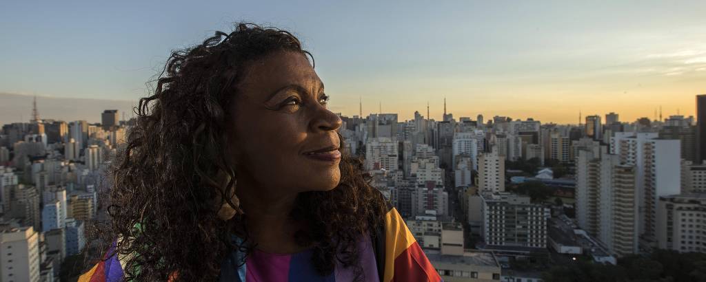A atriz e cantora Zezé Motta posa para foto no hotel Ca'd'Oro, em São Paulo