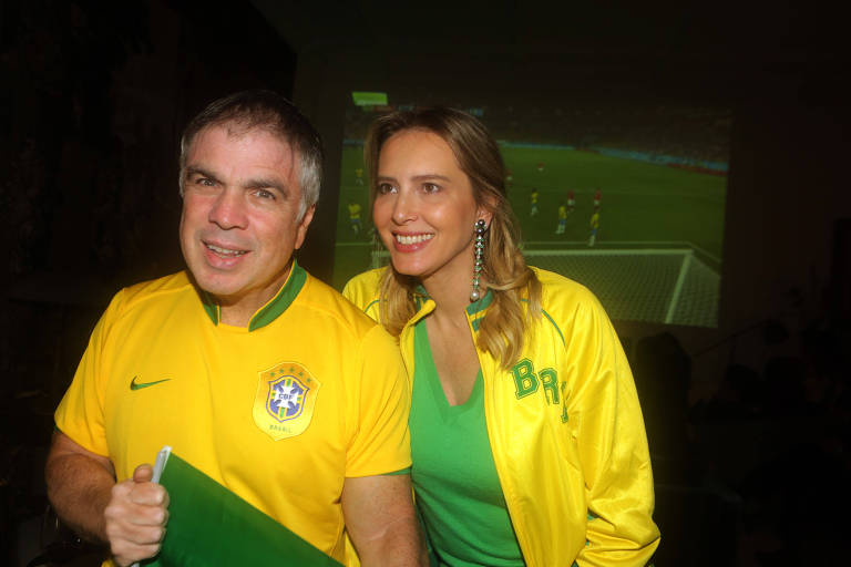 O empresário Flávio Rocha com a mulher, Anna Rocha, durante o jogo Brasil x Suíça, pela Copa do Mundo de 2018