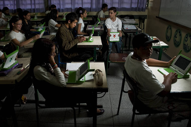 Alunos do colégio Ernani Silva Bruno, do bairro da Brasilândia, zona norte de São Paulo, usam laptos do programa Prouca (Um Computador por Aluno) em agosto de 2010
