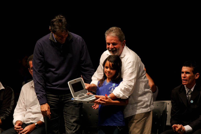 Em 2010, o ministro da educação, Fernando Haddad (PT), e o presidente Lula (PT) participaram do lançamento nacional do Programa Um Computador por Aluno, no centro de eventos de Caetés, em Pernambuco