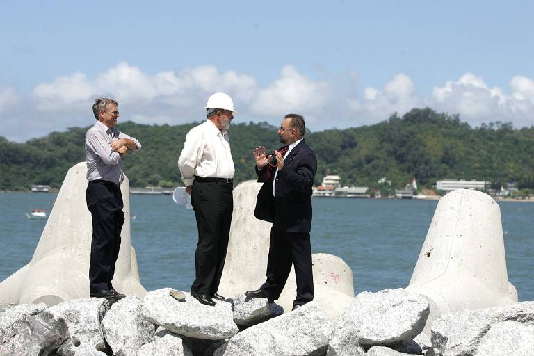 Em 2006, o presidente Lula (centro) batizou um navio de pesca oceânica construído com recursos do Profrota Pesqueira em Itajaí (SC). À esquerda, José Fritsch (PT), ministro da Aqüicultura e Pesca, e à direita, Volnei José Morastoni (PT), prefeito da cidade