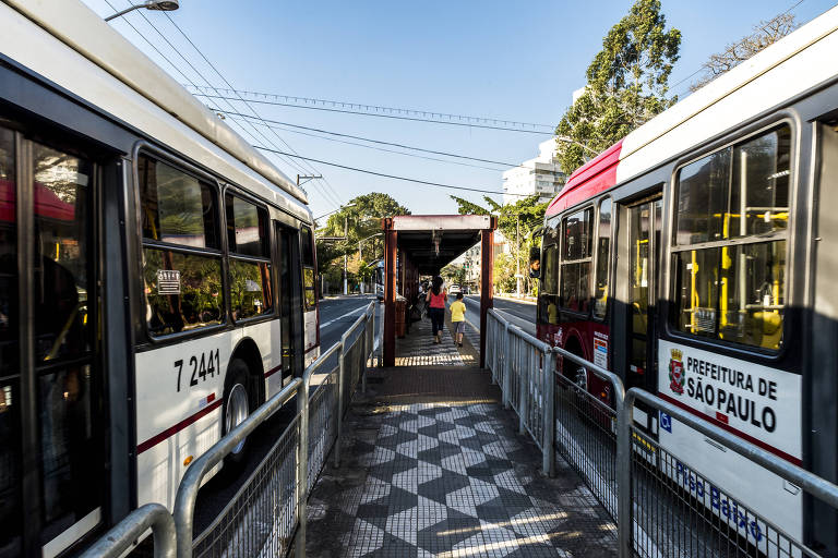 Corredor de ônibus da avenida João Dias, um dos mais congestionados da cidade 