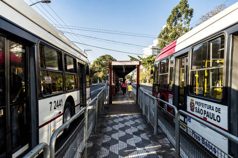 SÃO PAULO, SP, 20.07.2018 - Fotos do corredor de ônibus da Avenida João Dias, por volta do número 200, na zona sul de São Paulo. Esse é um dos corredores mais congestionados da cidade. (Foto: Rafael Roncato/Folhapress)
