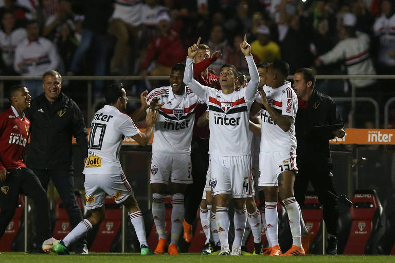 Anderson Martins marcou o primeiro gol do São Paulo na vitória sobre o Corinthians, no Morumbi