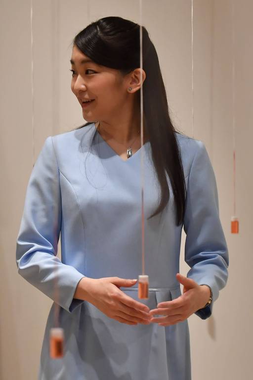 A princesa do Japão Mako Akishino visita a instalação "Labirinto olfativo versão 4: descobrindo as flores das cerejeiras", da artista Maki Ueda, em exposição na Japan House
