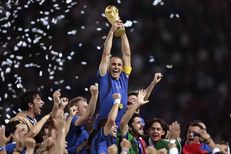 Cannavaro ergue o troféu da Copa do Mundo de 2006, na Alemanha. A Itália venceu a França na decisão, nos pênaltis
