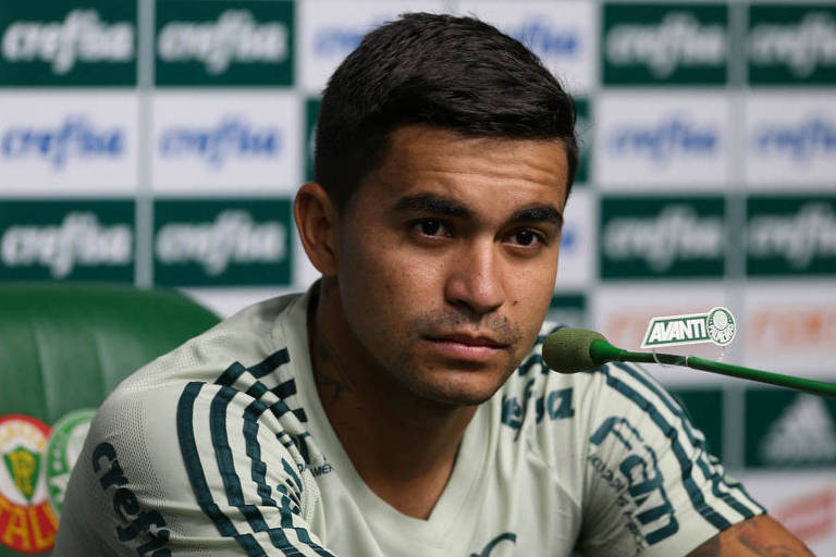 Dudu dá entrevista no centro de treinamento do Palmeiras