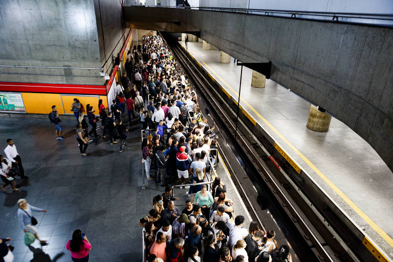 Passageiros aguardam chegada do trem em plataforma lotada na estação Sé da linha 3-vermelha