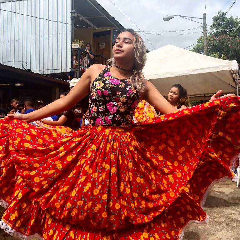 Jovem dança durante enterro do seu vizinho, o estudante Gerald Vasquez, 20, morto com um tiro na cabeça durante ataque de paramilitares, em Manágua
