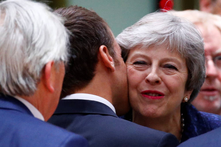 A primeira-ministra britânica, Theresa May, beija Macron antes de cúpula de países da União Europeia