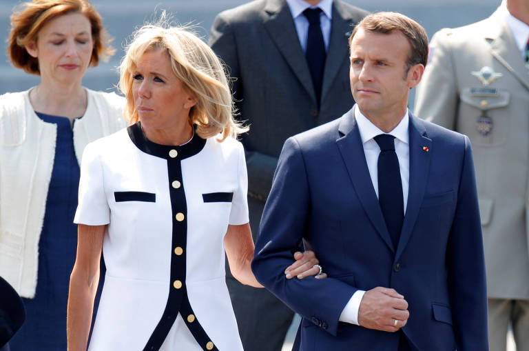 Emmanuel Macron e a primeira-dama, Brigitte, participam da parada militar do Dia da Bastilha em Paris