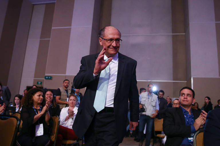 O pré-candidato à presidência da república Geraldo Alckmin (PSDB) acena para plateia em um evento da Associação Nacional dos Transportadores de Passageiros sobre Trilhos. Esta de terno escuro, camisa branca e gravata azul bem clara