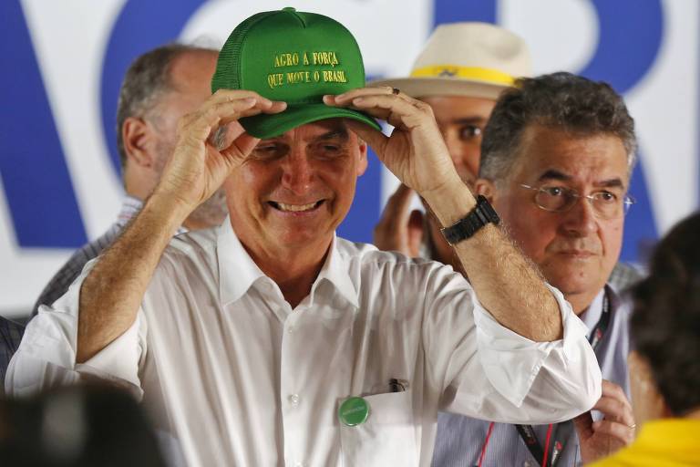 O presidente eleito, Jair Bolsonaro (PSL), veste boné verde escrito "Agro a força que move o Brasil" na feira Agrishow, em Ribeirão Preto, em abril