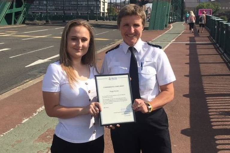Paige Hunter, 18, recebeu um prêmio da polícia local