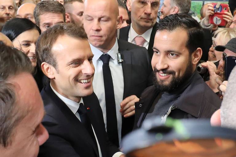 O presidente francês, Emmanuel Macron (à esq.) e seu ex-segurança Alexandre Benalla (à dir.) em fevereiro, em Paris