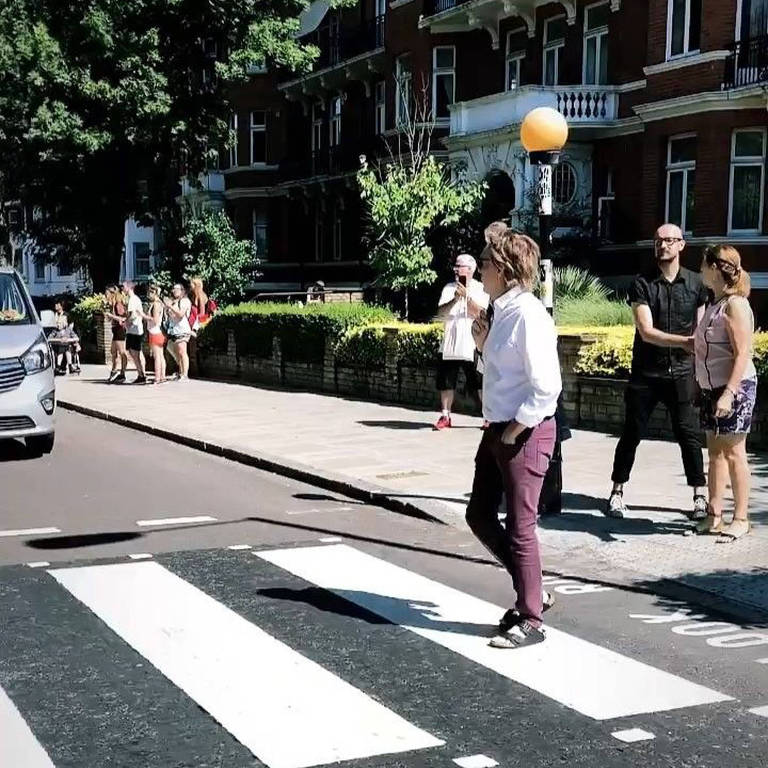 Paul McCartney atravessa a famosa faixa de pedestre da Abbey Road