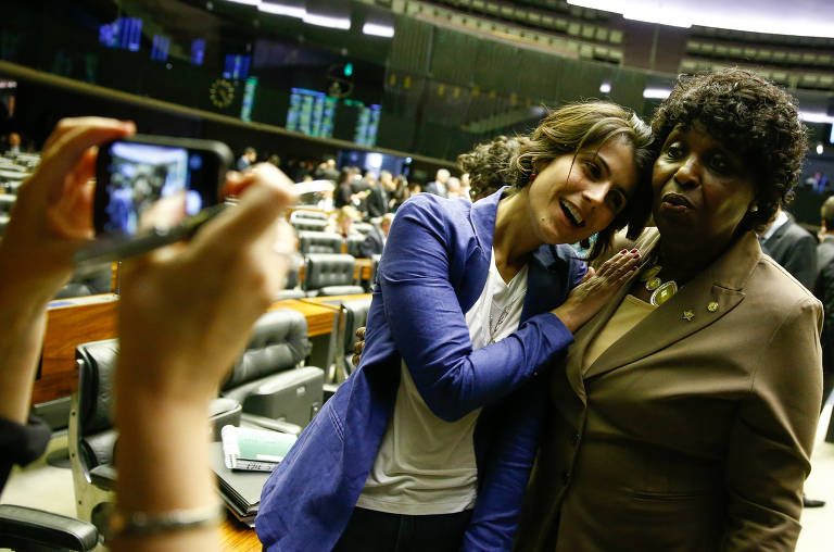 A deputada estadual Manuela D'Ávila (PC do B-RS) posa para foto com a deputada federal Benedita da Silva (PT), na Câmara dos Deputados, e diz que é pré-candidata a presidente