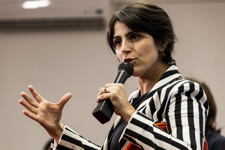 Vivo a guerra que o clã Bolsonaro organiza contra mim, diz Manuela D'Ávila na sabatina Folha/UOL