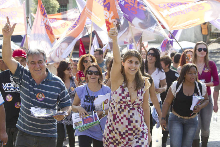A candidata a prefeita de Porto Alegre Manuela D'Ávila (PC do B), em caminhada acompanhada pelo seu vice, Nelcir Tessaro, na Vila Conceição