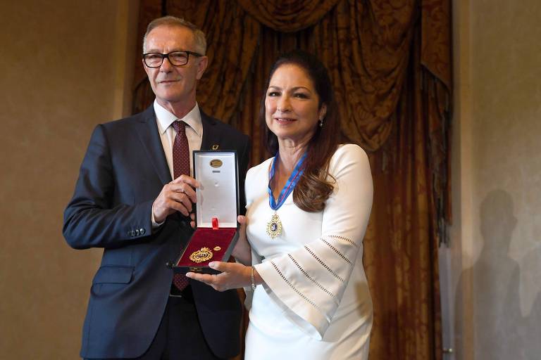Gloria Estefan recebe medalha do ministro da Cultura, José Guirao, no Teatro Real, em Madri