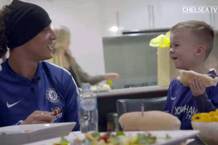 David Luiz faz visita surpresa a casa de menino fã do Chelsea