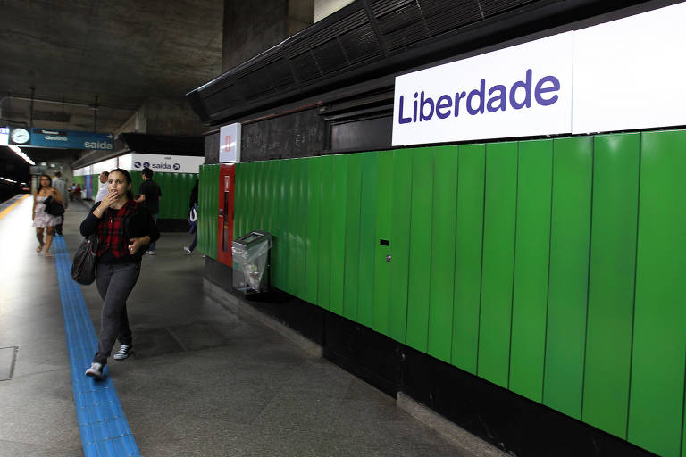 Plataforma da estação Liberdade do Metrô de São Paulo