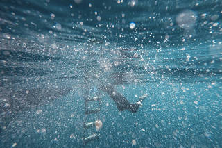 Mergulhador entra na água próximo de Alcatrazes