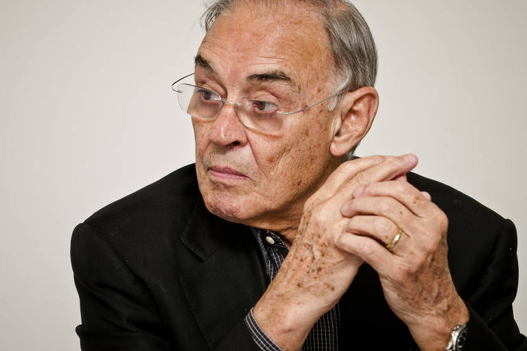 Senador Arolde de Oliveira, 83, é o primeiro congressista a morrer com Covid-19