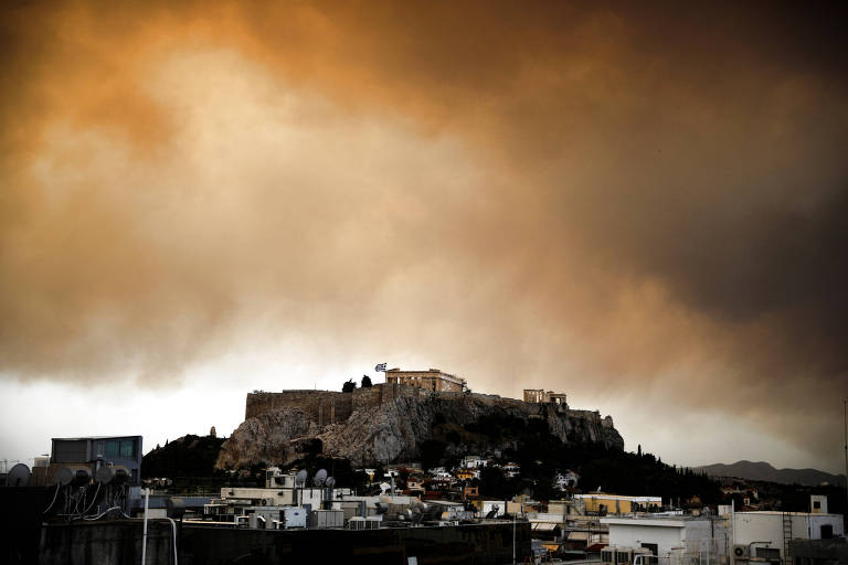 Fumaça dos incêndios florestais sobre o Parthenon, em Atenas
