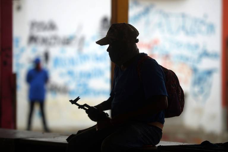 Paramilitar armado com fuzil em Monimbo; confrontos com forças do governos têm causado mortes no país 