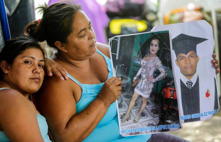 Famílias de manifestantes presos na Nicarágua seguram fotos; a organização Human Rights descreve como 'alarmante' a onda de violência na Nicarágua