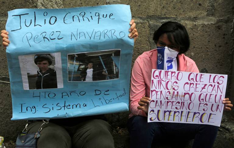 Famílias de manifestantes presos na Nicarágua seguram fotos; a onda de violência na Nicarágua já deixa mais de 300 mortos neste ano