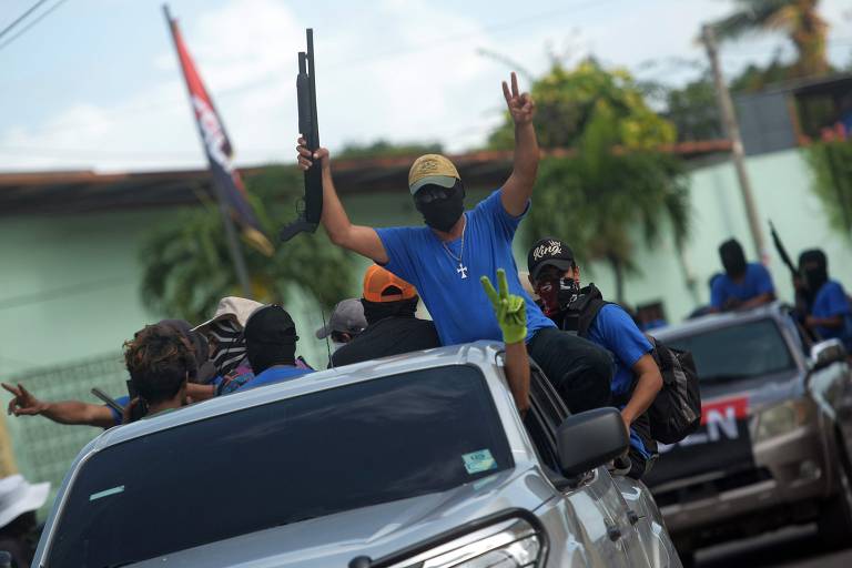 Paramilitares fazem o V de vitória em caminhão em Masaya, Nicarágua,logo após confrontos com forças do governo do presidente Daniel Ortega; mais de 300 pessoas já morreram