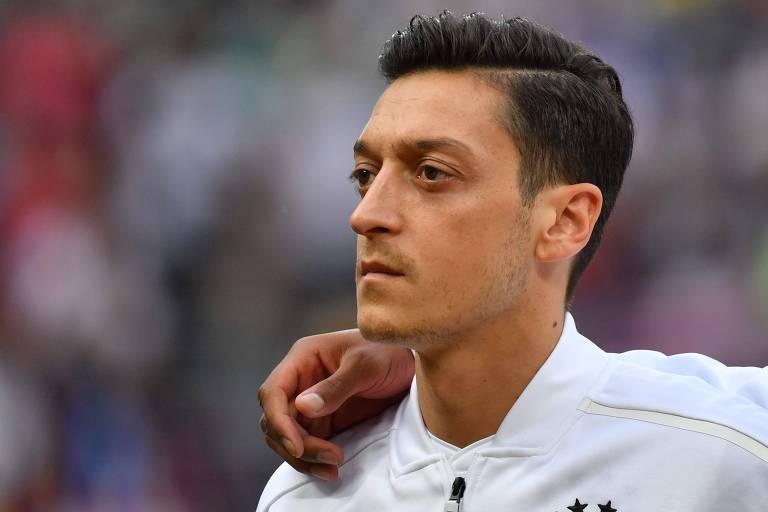 Özil escuta o hino nacional da Alemanha antes da partida entre a equipe e o México, na Copa