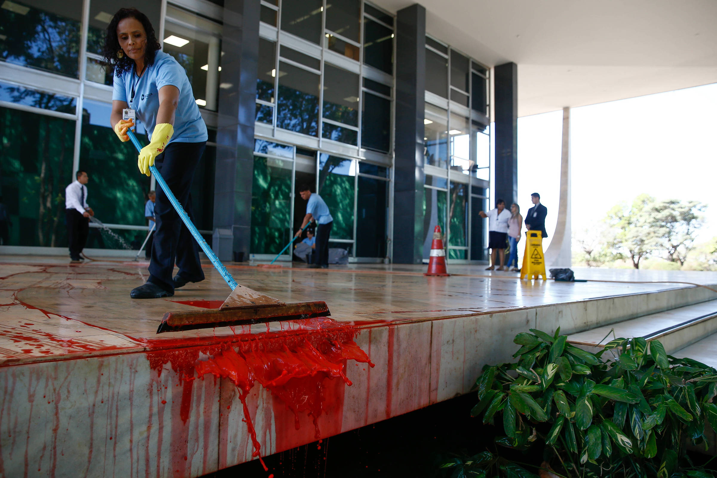 Resultado de imagem para Com gritos de 'Lula livre', grupo joga tinta vermelha na entrada do STF