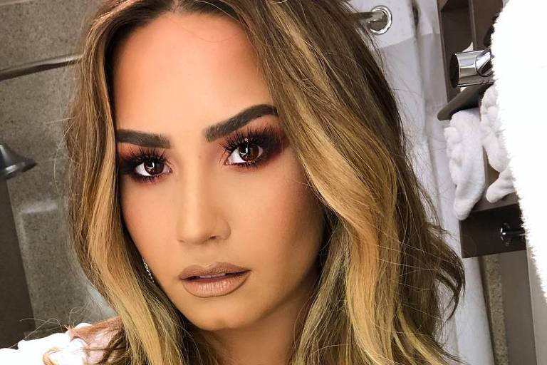 Dançarina de Demi Lovato diz não ter culpa por overdose da cantora e se defende de fãs