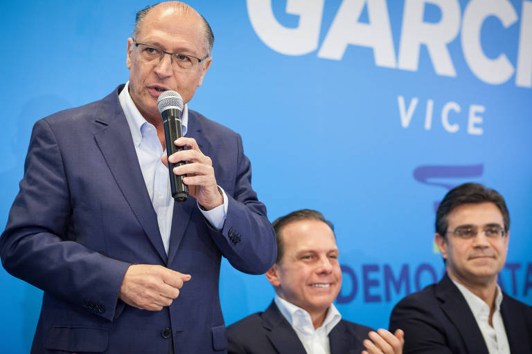 Geraldo Alckmin discursa com os pré-candidatos a governador e vice em SP, João Doria e Rodrigo Garcia