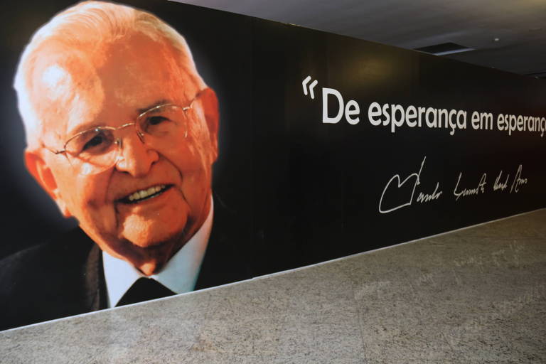 Painel da exposição sobre a trajetória de dom Paulo Evaristo Arns no Centro Cultural dos Correios, em São Paulo
