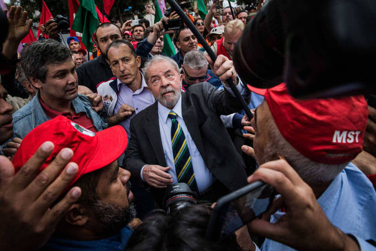 Lula antes de prestar depoimento na Justiça Federal de Curitiba