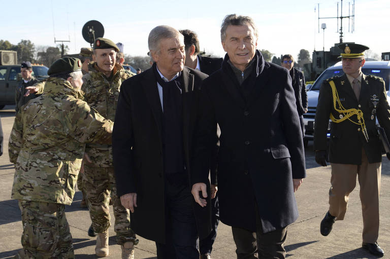 O presidente argentino, Mauricio Macri (à dir), ao lado do ministro da Defesa, Oscar Raúl Aguad, em unidade militar em Buenos Aires 