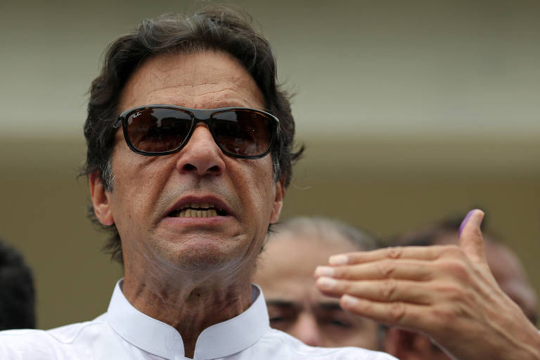 Imran Khan fala à imprensa após votar em Islamabad (Paquistão)
