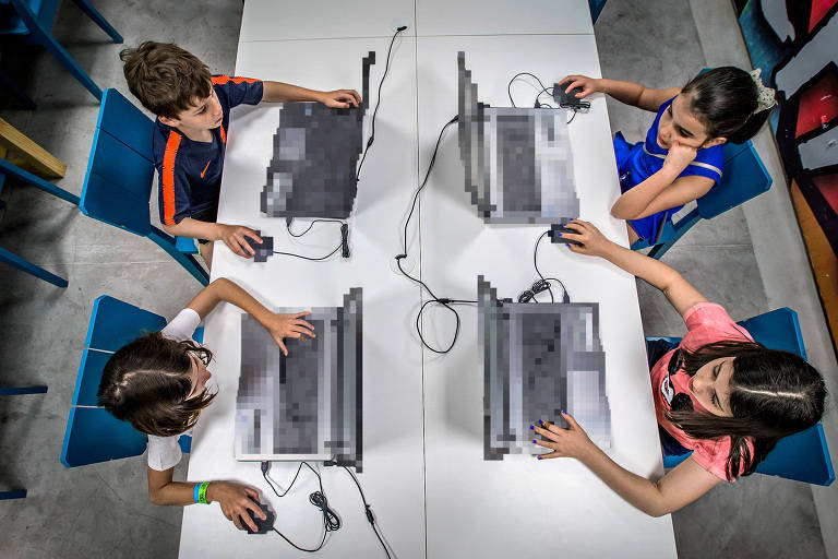 Alunos aprendem a desenvolver jogos em unidade da escola Happy Code na zona sul de São Paulo