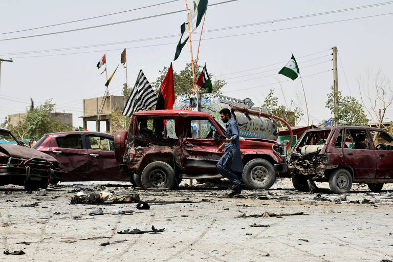 Militar coleta evidências em local onde ocorreu ataque suicida durante a eleição no Paquistão