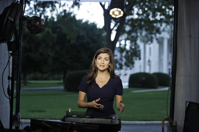 A repórter da CNN Kaitlan Collins faz transmissão na frente da Casa Branca após ter sua entrada em evento barrada 