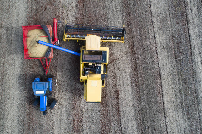 Tratores na colheita de soja em uma fazenda no interior do Paraná