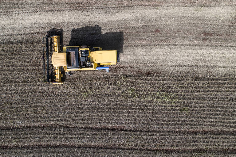 Vista aérea de trator na colheita de soja em uma fazenda no interior do Paraná